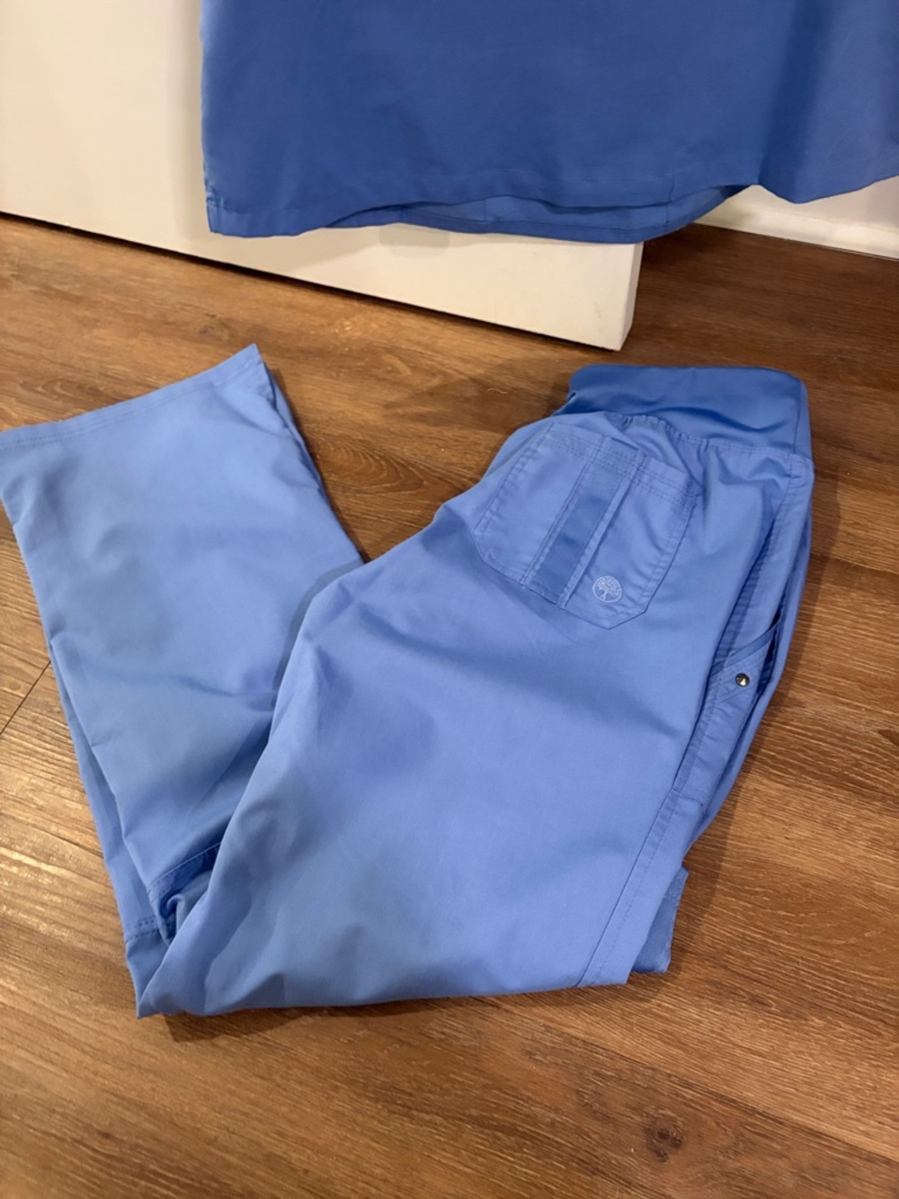 Healing hands light blue scrubs size small - Picture 4 of 4